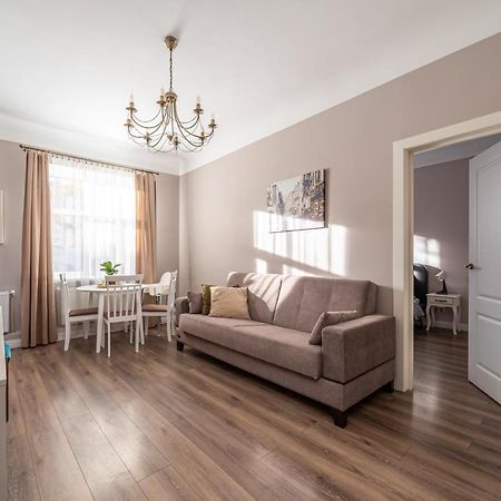 Stylish Latvian Classic 1-Bedroom Apartment Near City Center, Parks & Public Transport Links รีกา ภายนอก รูปภาพ