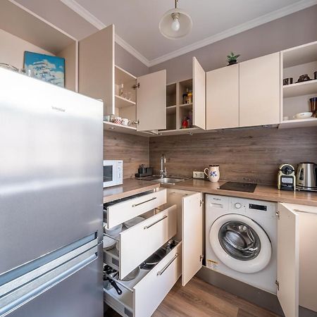 Stylish Latvian Classic 1-Bedroom Apartment Near City Center, Parks & Public Transport Links รีกา ภายนอก รูปภาพ
