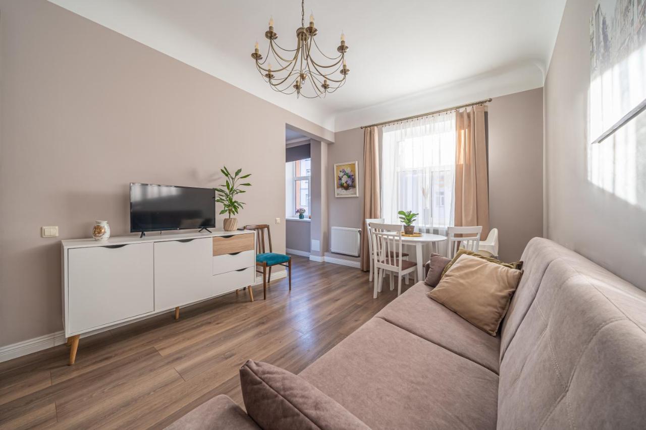 Stylish Latvian Classic 1-Bedroom Apartment Near City Center, Parks & Public Transport Links รีกา ภายนอก รูปภาพ