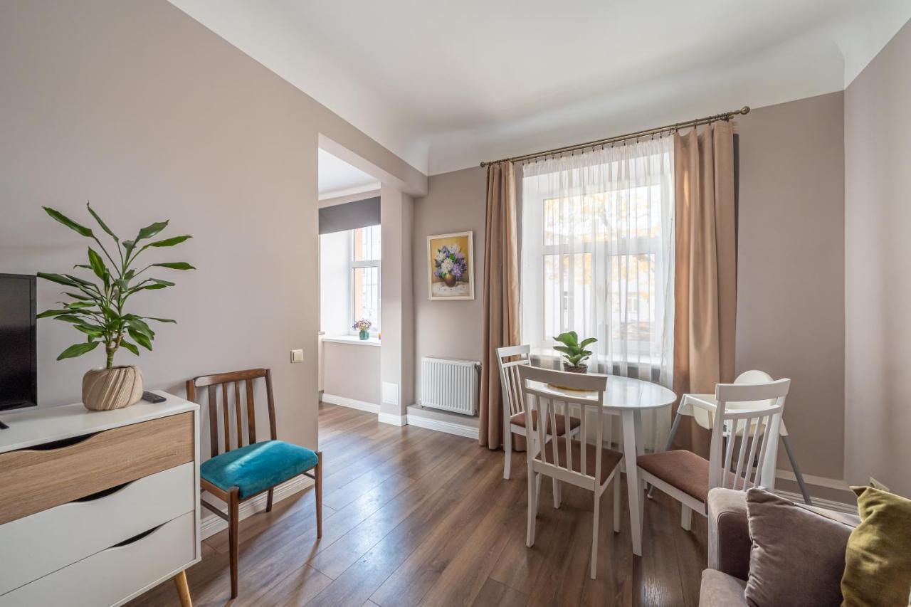 Stylish Latvian Classic 1-Bedroom Apartment Near City Center, Parks & Public Transport Links รีกา ภายนอก รูปภาพ