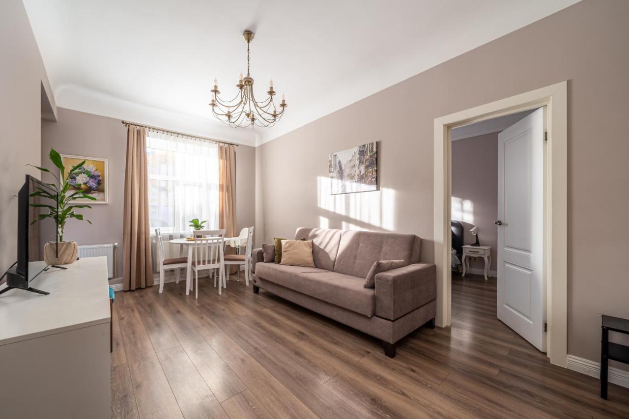 Stylish Latvian Classic 1-Bedroom Apartment Near City Center, Parks & Public Transport Links รีกา ภายนอก รูปภาพ