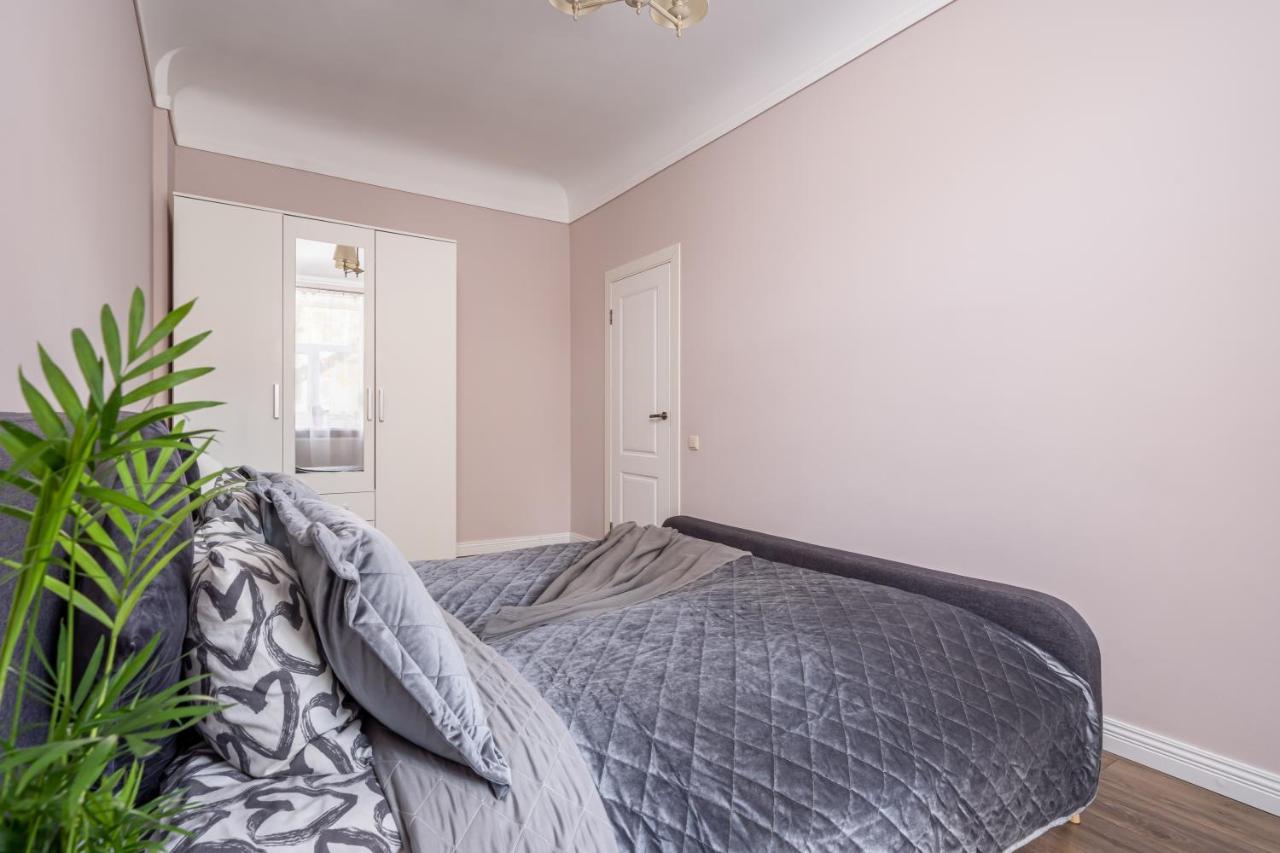 Stylish Latvian Classic 1-Bedroom Apartment Near City Center, Parks & Public Transport Links รีกา ภายนอก รูปภาพ
