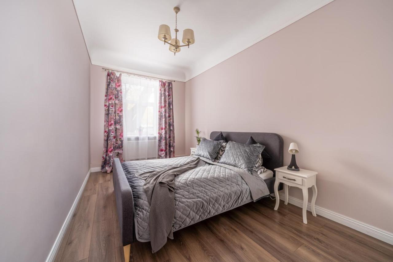 Stylish Latvian Classic 1-Bedroom Apartment Near City Center, Parks & Public Transport Links รีกา ภายนอก รูปภาพ