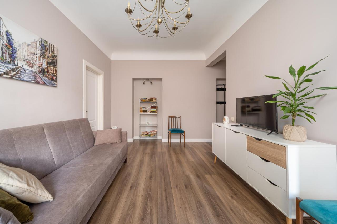 Stylish Latvian Classic 1-Bedroom Apartment Near City Center, Parks & Public Transport Links รีกา ภายนอก รูปภาพ