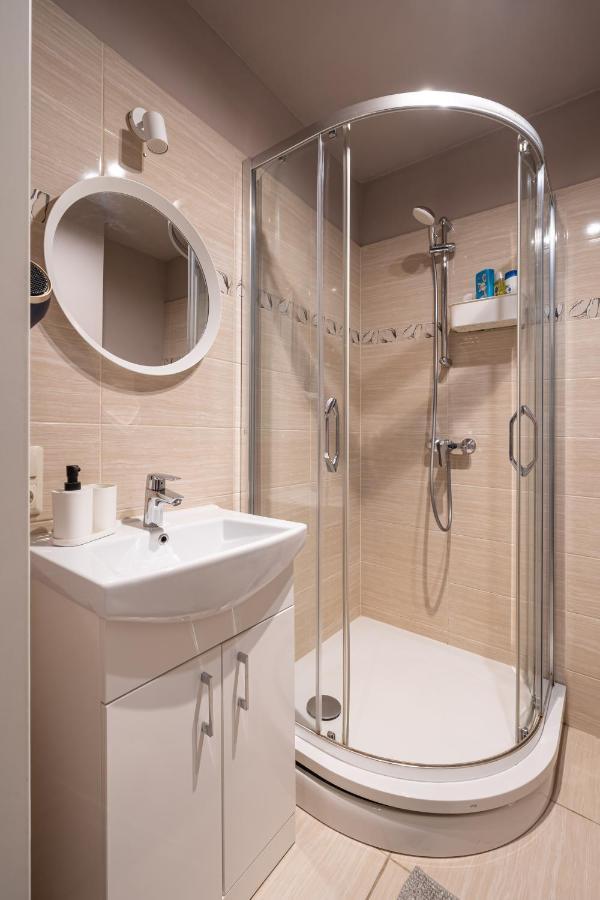 Stylish Latvian Classic 1-Bedroom Apartment Near City Center, Parks & Public Transport Links รีกา ภายนอก รูปภาพ