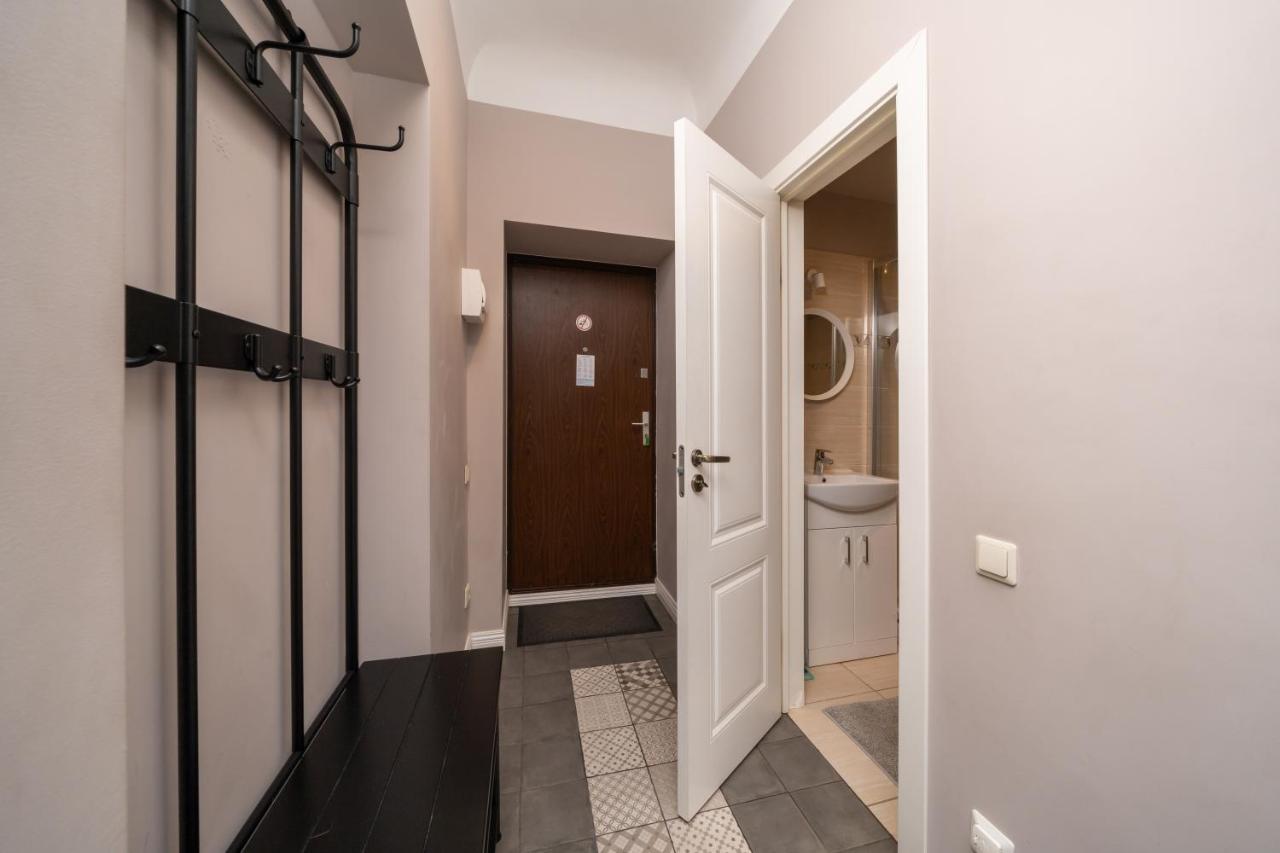 Stylish Latvian Classic 1-Bedroom Apartment Near City Center, Parks & Public Transport Links รีกา ภายนอก รูปภาพ