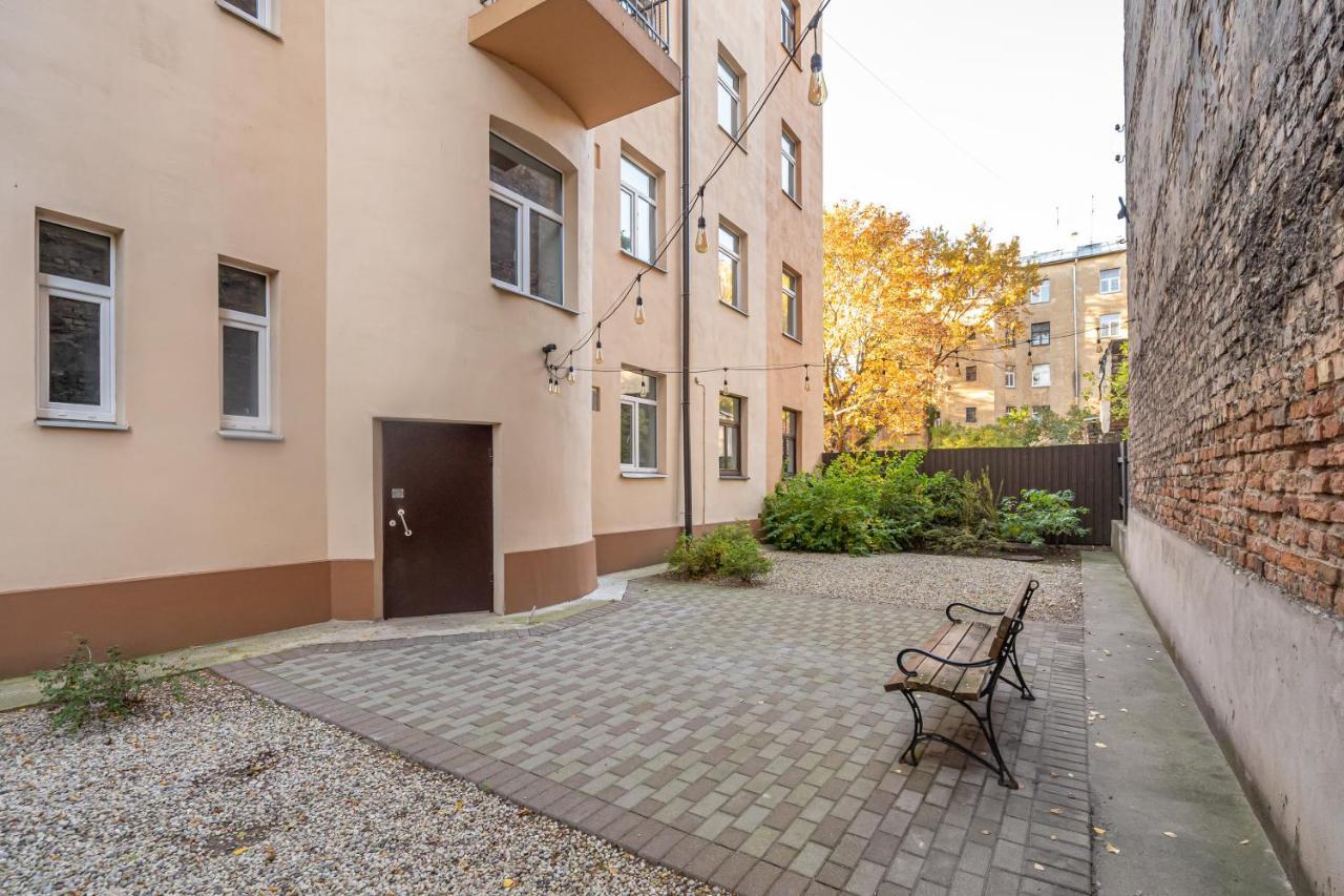 Stylish Latvian Classic 1-Bedroom Apartment Near City Center, Parks & Public Transport Links รีกา ภายนอก รูปภาพ