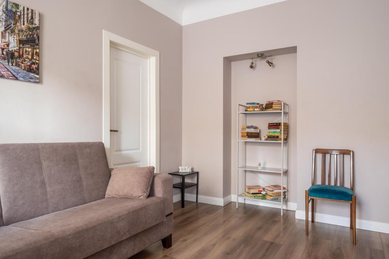 Stylish Latvian Classic 1-Bedroom Apartment Near City Center, Parks & Public Transport Links รีกา ภายนอก รูปภาพ