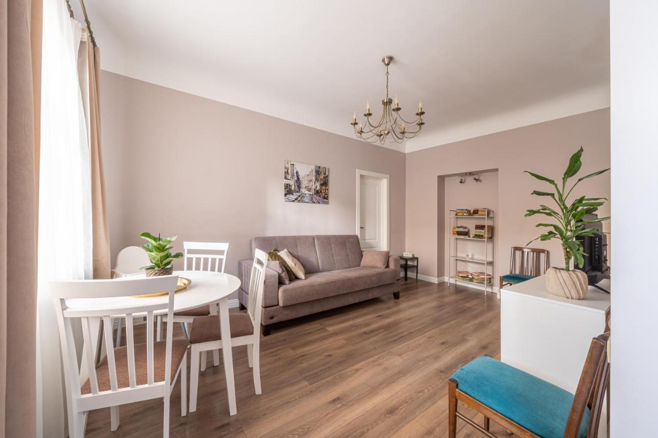 Stylish Latvian Classic 1-Bedroom Apartment Near City Center, Parks & Public Transport Links รีกา ภายนอก รูปภาพ