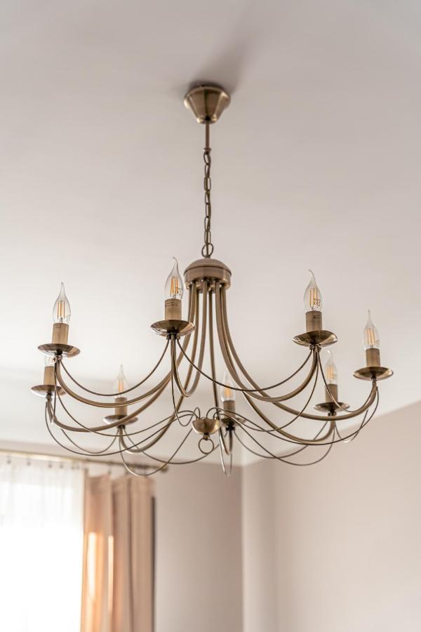 Stylish Latvian Classic 1-Bedroom Apartment Near City Center, Parks & Public Transport Links รีกา ภายนอก รูปภาพ