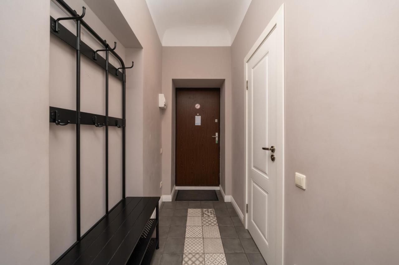 Stylish Latvian Classic 1-Bedroom Apartment Near City Center, Parks & Public Transport Links รีกา ภายนอก รูปภาพ