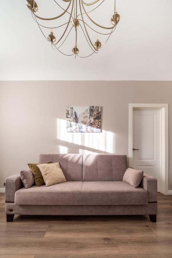 Stylish Latvian Classic 1-Bedroom Apartment Near City Center, Parks & Public Transport Links รีกา ภายนอก รูปภาพ
