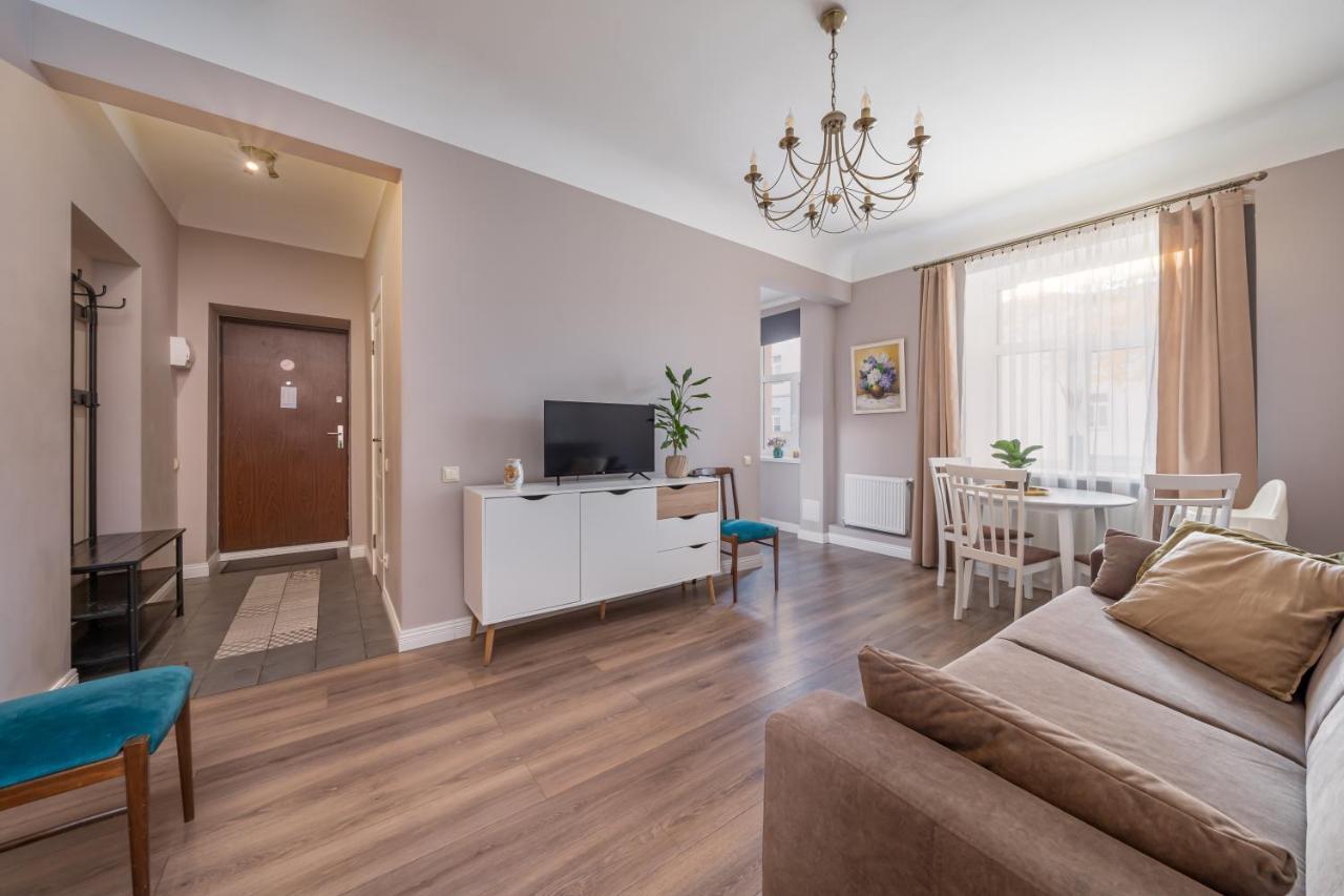 Stylish Latvian Classic 1-Bedroom Apartment Near City Center, Parks & Public Transport Links รีกา ภายนอก รูปภาพ