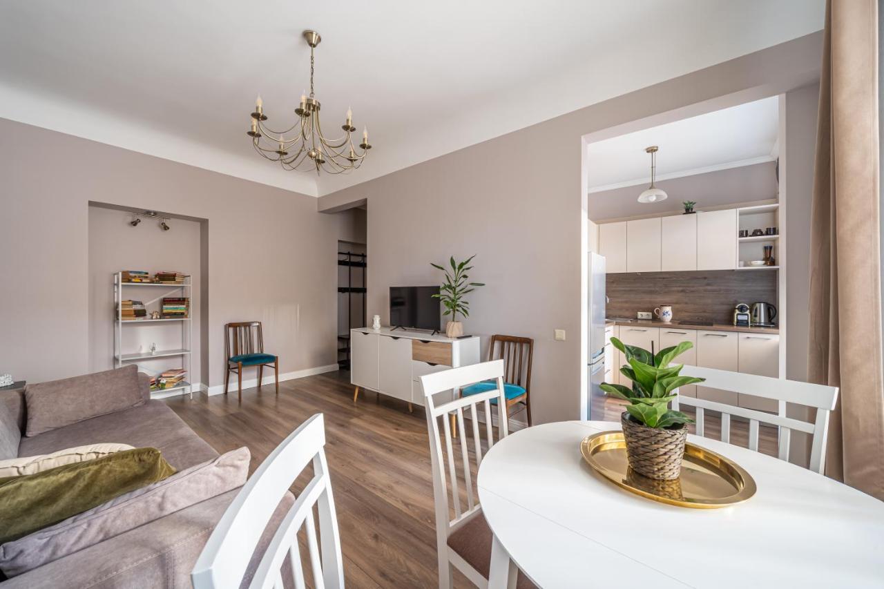 Stylish Latvian Classic 1-Bedroom Apartment Near City Center, Parks & Public Transport Links รีกา ภายนอก รูปภาพ