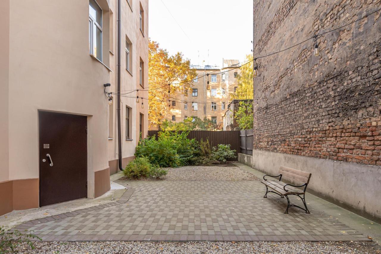 Stylish Latvian Classic 1-Bedroom Apartment Near City Center, Parks & Public Transport Links รีกา ภายนอก รูปภาพ
