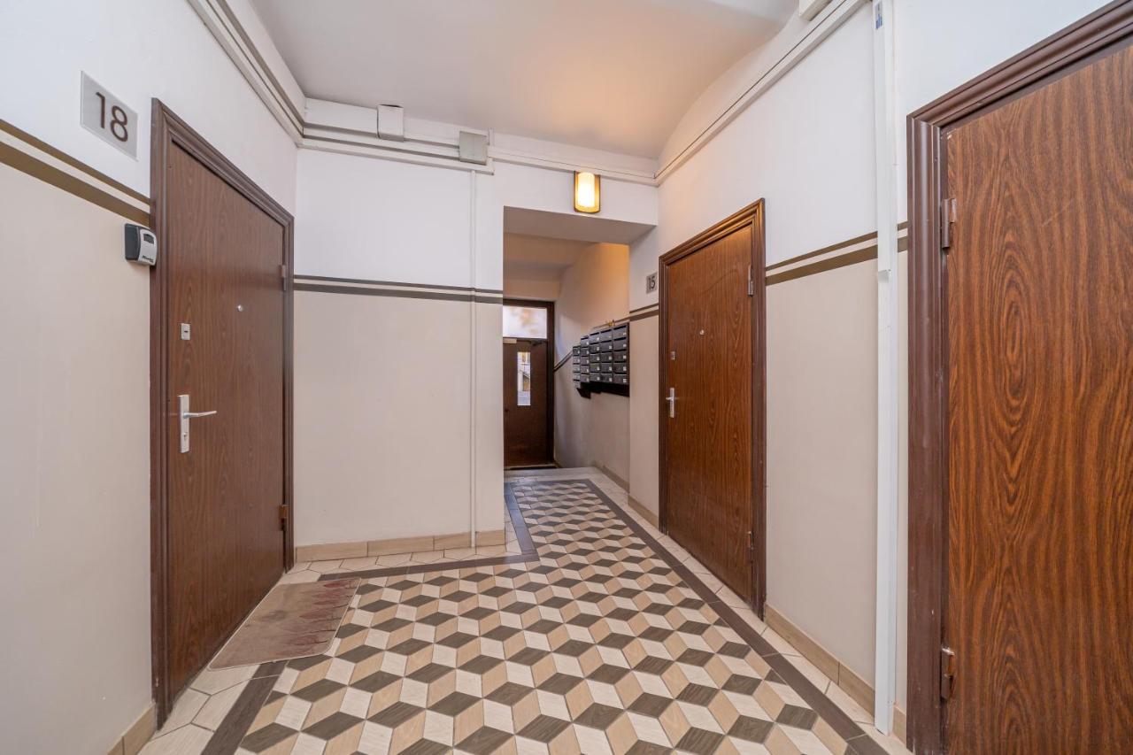 Stylish Latvian Classic 1-Bedroom Apartment Near City Center, Parks & Public Transport Links รีกา ภายนอก รูปภาพ